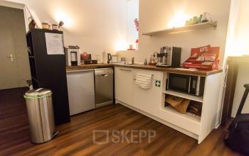 Modernes Business Center mit großer Gemeinschaftsküche an der Jägerstraße in Berlin Mitte